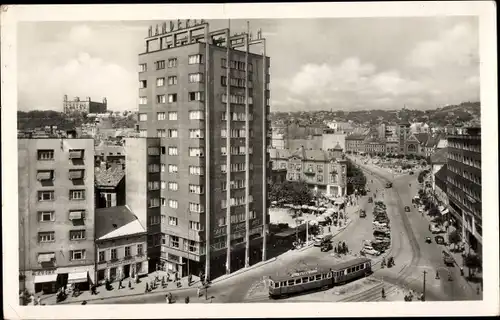 Ak Pressburg Bratislava Slowakei, Stalinovo nam, Stadtansicht von oben, Straßenbahn, Gebäude