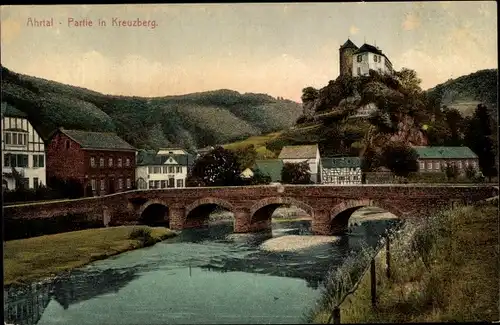 Ak Kreuzberg Altenahr, Partie im Ort, Fluss, Brücke, Burg, Fachwerkhäuser