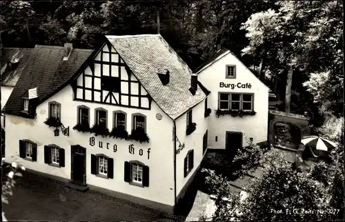 Ak Niedermanscherscheid Manderscheid Eifel, Blick auf den Burg Hof mit Café