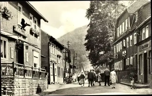 Ak Gießübel Schleusegrund Thüringer Wald, Gaststätte Schwarzer Adler, Passanten, Straßenpartie