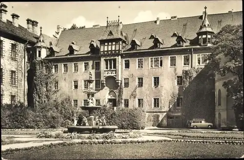 Ak Meiningen in Thüringen, Im Schloßhof, Brunnen, Auto