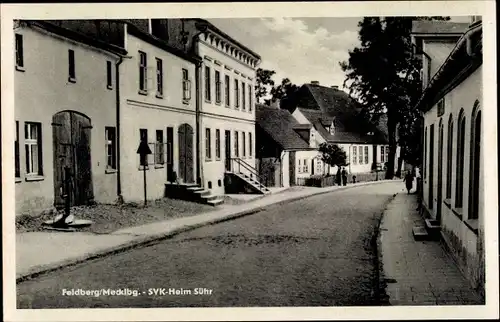 Ak Feldberg in Mecklenburg, SVK-Heim Sühr, Straßenansicht mit Passanten