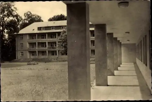 Ak Karlsburg Krs. Greifwald, Diabetikerheim, Innenhof des neuen Bettenhauses