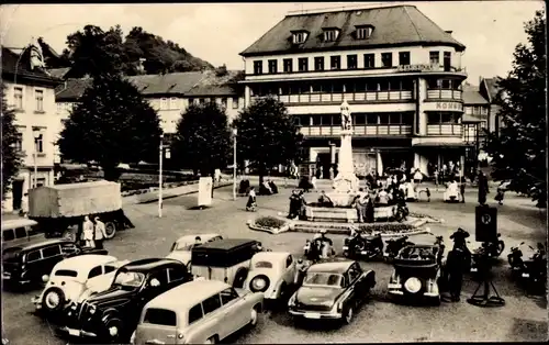 Ak Suhl in Thüringen, Karl Marx Platz, Statue, Parkplatz, Autos, Konsum