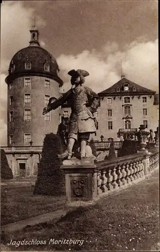 Ak Moritzburg in Sachsen, Jagdschloss, Außenansicht, Trompeter am Aufgang zum Schloß, Statue
