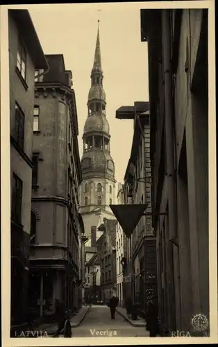 Ak Riga Lettland, Petera baznica, Gasse mit Blick zum Turm der Petrikirche