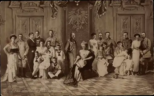 Künstler Ak Das deutsche Kaiserhaus, Wilhelm II, Kaiserin Auguste Viktoria, Ernst August, Kinder