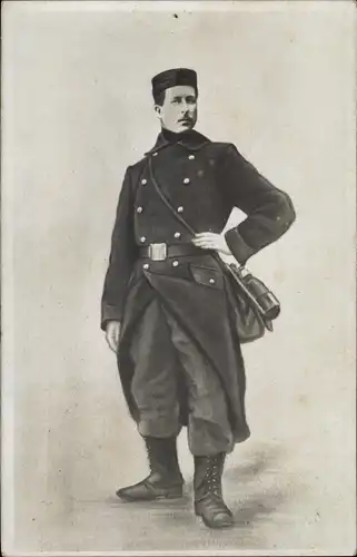 Ak König Albert I. von Belgien, Standportrait, Uniform