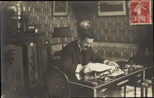 Foto Ak Französischer Politiker am Schreibtisch, Dokument, Gemälde, Arbeitszimmer
