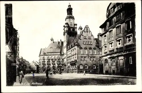Ak Döbeln in Mittelsachsen, Straßenpartie mit Blick auf das Rathaus, Giebel