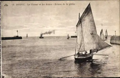 Ak Dieppe Seine Maritime, Le Chenal et les Jetees, Fischerboote