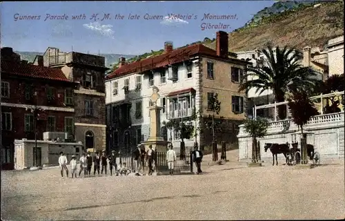 Ak Gibraltar, Gunners Parade with H. M. the late Queen Victoria´s Monument, Denkmal, Platz