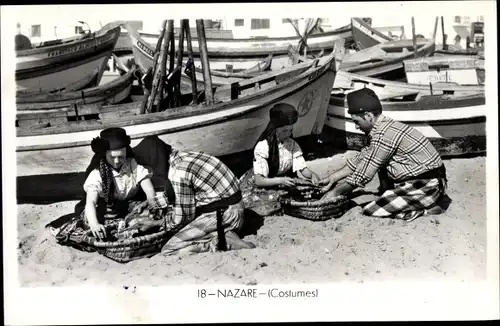 Ak Nazare Portugal, Costumes, Portugiesen am Strand, Fischer in Trachten