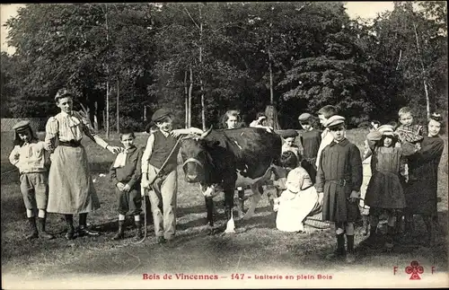 Ak Bois de Vincennes Val de Marne, Laiterie en plain Bois, Frau mit Kindern und Rind