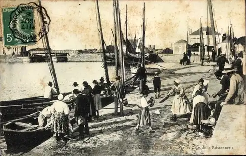Ak Les Sables d'Olonne Vendée,  Poissonerie, Hafen, Boote, Fischhändler