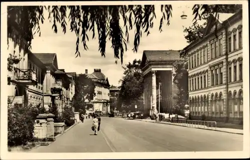 Ak Meiningen in Thüringen,  August-Bebel-Straße mit Blick zum Theater