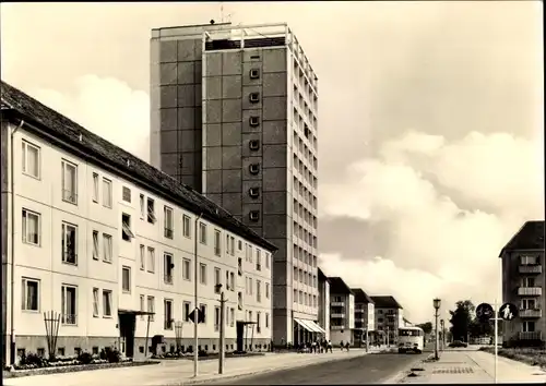 Ak Neustadt Lübbenau im Spreewald, Straße des Friedens, Hochhaus, Omnibus