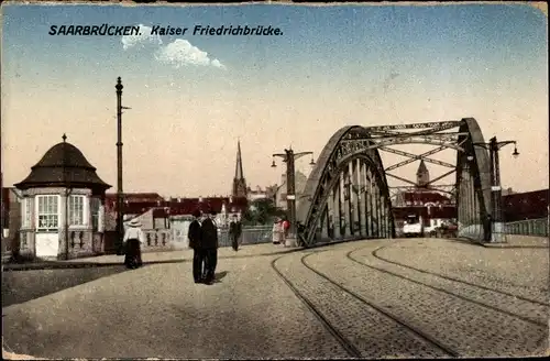 Ak Saarbrücken im Saarland, Kaiser Friedrich Brücke, Gleise, Fußgänger, Kirchturm