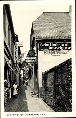 Ak Rüdesheim am Rhein, Drosselgasse, Straßenpartie, beim Lindenwirt, Weinhaus zum Schloss