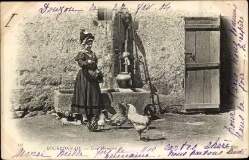 Ak Bourbonnais Saint Germain les Fossés Allier, Une Fermiere, Landwirtin bei Hühnerfütterung