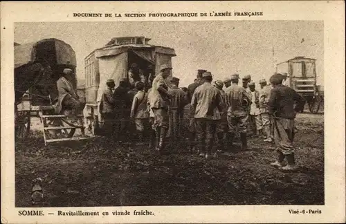 Ak Somme, Ravitaillement en viande fraiche, Soldaten, Essensausgabe, Karren, 1. Weltkrieg