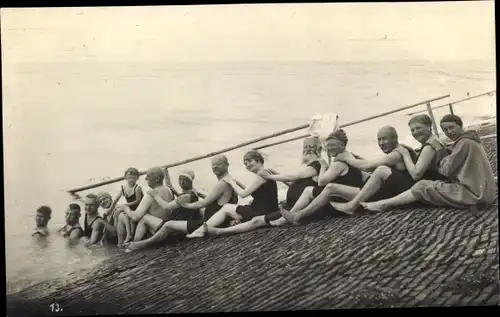 Foto Ak Nordseebad Tossens Butjadingen, Urlauber in Badeanzügen, Gruppenbild 1926