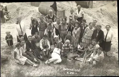 Foto Ak Hummelnest, Menschengruppe am Strand, Strandkörbe