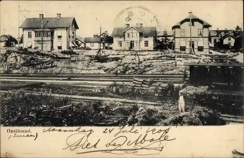 Ak Öxelsund Schweden, Teilansicht der Ortschaft mit Bahnschienen