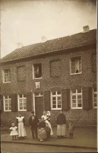 Foto Ak Rheydt Mönchengladbach am Niederrhein, Personen vor einem Wohnhaus