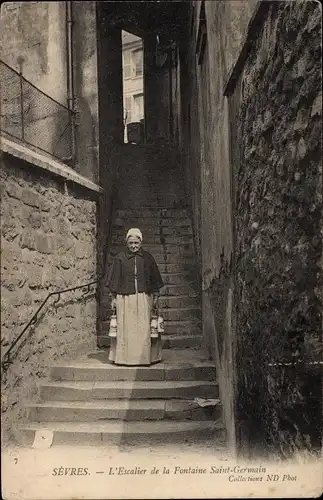 Ak Sèvres Ville d Avray Hauts de Seine, L'Escalier de la Fontaine Saint Germain