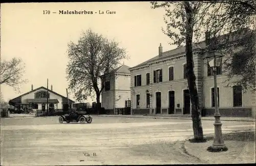 Ak Malesherbes Loiret, La Gare, vue extérieure