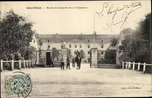 Ak Saint Mihiel Meuse, Entree des Casernes du 12e Chasseurs