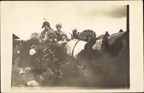 Foto Ak Maine et Loire, Défilé, char fleuri avec couples déguisés