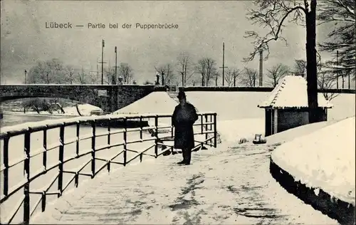 Ak Hansestadt Lübeck, Bei der Puppenbrücke, Winteransicht