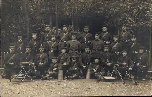 Foto Ak Deutsche Soldaten in Uniform, Gruppenbild, Maschinengewehre, Niederzwehren