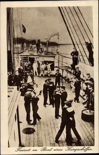Ak Freizeit an Bord eines Kriegsschiffes, deutsche Seeleute beim Tanz, Kaiserliche Marine