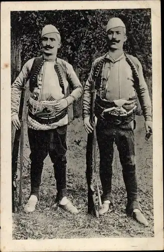 Ak Balkan, Soldaten in Uniform, Gewehre, Munitionsgurte, Serbien?, Mazedonien?