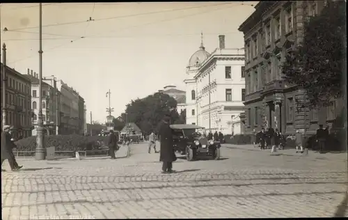 Foto Ak Riga Lettland, Straßenpartie im Ort, Auto