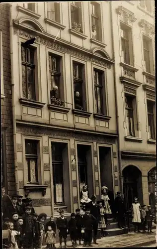 Foto Ak Barmen Wuppertal ?, Personen vor einem Wohnhaus, Kinder