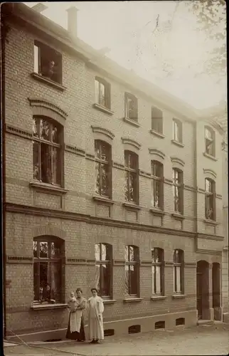 Foto Ak Mülheim an der Ruhr, Zwei Frauen mit Baby vor einem Wohnhaus