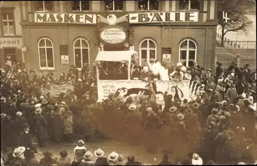 Foto Ak Unbekannter Ort, Festumzug vor einem Gasthaus, Maskenball, Karneval