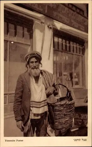 Ak Yemenite Porter, Mann mit Weidenkorb