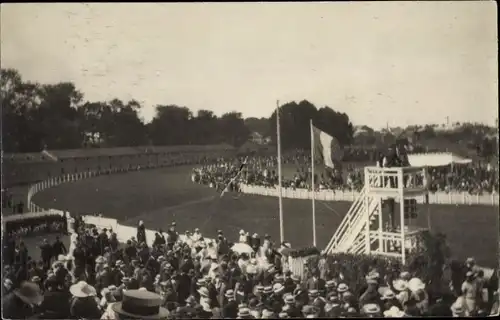 Foto Ak Pferderennsport, Pferderennbahn, Zuschauer, Französische Fahne