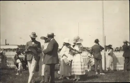 Foto Ak Pferderennsport, Zuschauer, Zaun, Tribüne