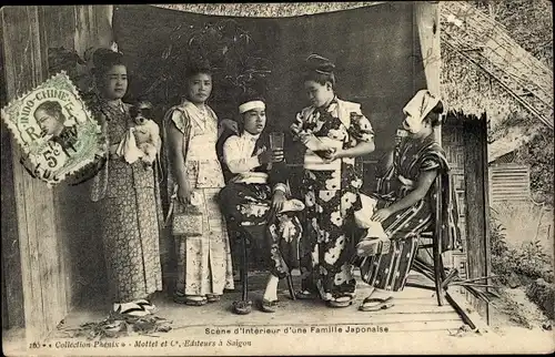 Ak Scene d'Interieur d'une Famille Japonaise, Volkstrachten