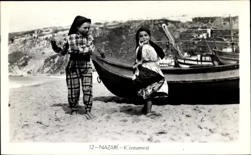 Ak Nazaré Nazareth Portugal, Kinder in Trachten, Strand, Boote