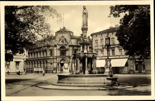 Ak Meiningen in Thüringen, Blick zur Post , Brunnen mit Statue