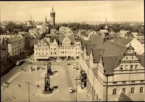 Ak Lutherstadt Wittenberg, Blick zum Marktplatz und zur Schlosskirche, Vogelperspektive