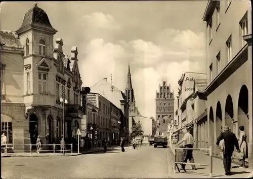 Ak Demmin in Vorpommern, Clara Zetkin Straße, Luisentor, Kirche, Passanten