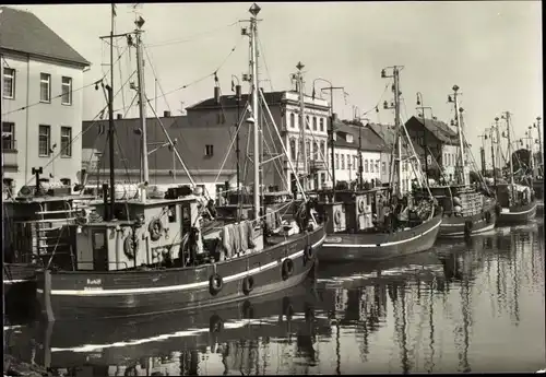 Ak Ueckermünde in Vorpommern, Hafenpartie, Fischerboote